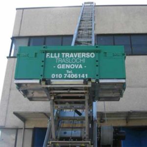 Carrello elevatore di Fratelli Traverso Traslochi, per traslochi di casa e ufficio nella massima sicurezza.