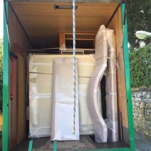 Disposizione professionale dei mobili di un trasloco all'interno di un camion di Fratelli Traverso Traslochi.