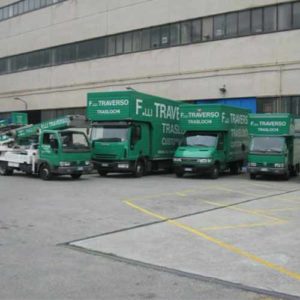 I mezzi di Fratelli Traverso Traslochi, per tutti i tipi di trasloco. In primo piano l'autoscala.