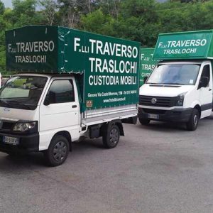 I mezzi di Fratelli Traverso Traslochi. In primo piano un Porter.