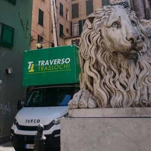 Il camion Fratelli Traverso Traslochi effettua un trasloco con l'elevatore nel centro storico di Genova.