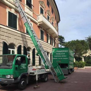 Un camion e l'autoscala di Fratelli Traverso Traslochi, durante un trasloco domestico.