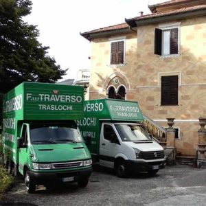Furgone e camion di Fratelli Traverso Traslochi, durante un trasloco.
