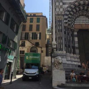 I camion di Fratelli Traverso Traslochi nel centro storico di Genova