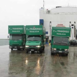 I camion di Fratelli Traverso Traslochi all'opera per il vostro trasloco internazionale.