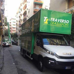 Camion e scala per i traslochi di Fratelli Traverso Traslochi